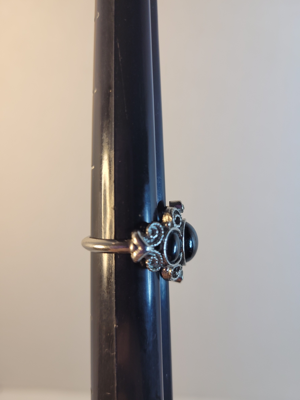 Vintage 1970's Avon Midnight Splendor Hematite Filigree Ring Size 5 (T) - Picture 4 of 5
